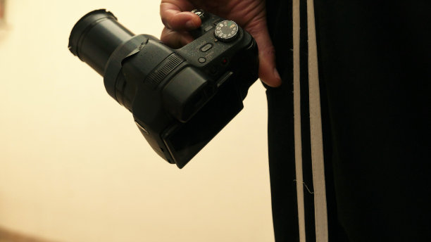 拿着相机的人。摄影师正在拍照。摄影的一天。数码相机。一个人在用照相机。拍照图片下载