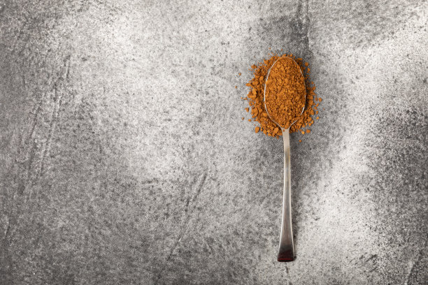 制作咖啡的原料-咖啡豆，研磨和速溶咖啡在黑色纹理背景上。咖啡因。不含咖啡因的咖啡。香气能量热饮。文字的位置，副本的空间。图片下载