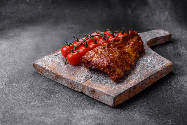 美味的烤或烟熏排骨配上盐、香料和香草图片下载