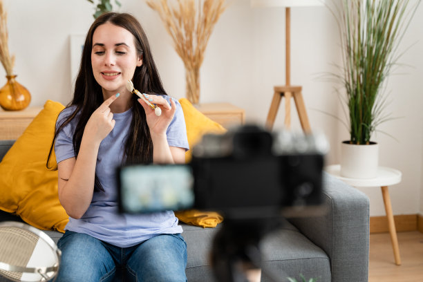 在她的社交媒体上制作关于皮肤护理的内容。图片下载