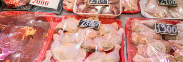 架子上的鸡肉标价图片下载