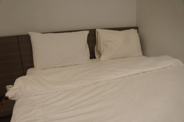 酒店里整洁的卧室图片下载