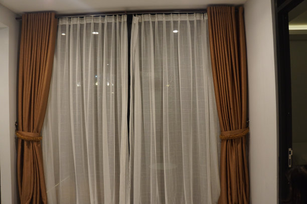 门窗配有窗帘。图片下载