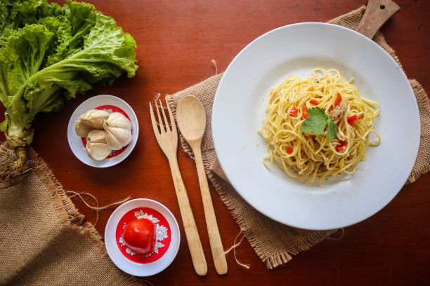我爱你，爱你。意大利面条，意大利辣香肠，意大利面配大蒜，橄榄油和辣椒图片下载