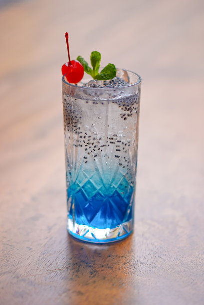 蓝海饮料配苏打水和樱桃配料图片下载