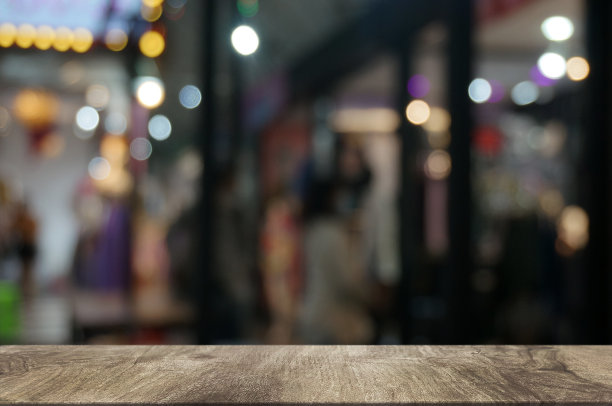 空的深色木桌前的抽象模糊破碎的河岸餐厅。可以用于展示或蒙太奇您的产品。模拟空间。图片下载