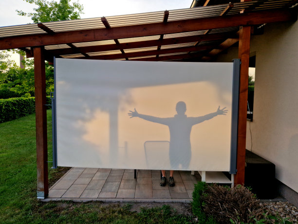 百叶窗由PVC织物制成，由于其成分，可以部分吸收和反射太阳能，防止室内加热。它会降低夏天的温度，阴影图片下载