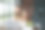 兴奋的女子手持智能手机，在玩完网络游戏后举起双手，做出获胜的手势图片下载