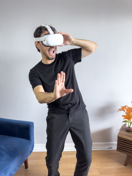 玩VR头显图片下载