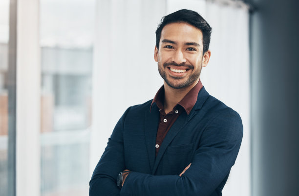 办公室肖像，经理和商人为创业律师事务所，企业发展或公司成功而高兴。快乐、职场与台湾律师，对事业、工作或专业成长感到骄傲图片下载