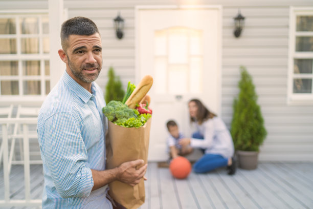 丈夫把杂货搬回家图片下载