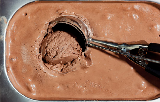 冰淇淋球和勺子。图片下载