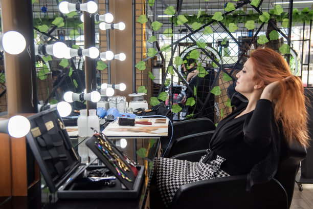 年轻漂亮的长头发女人图片下载