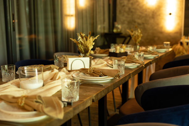 在餐馆的餐桌上服务。餐厅内部图片下载