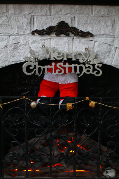 白色壁炉的圣诞装饰。圣诞室内房间。白色的内部有灯。图片下载