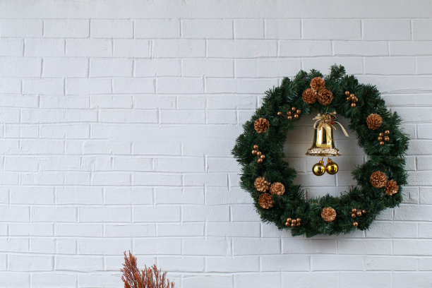 白色的内墙装饰着圣诞花环。圣诞贺卡的背景，并有文字复制空间。冬季，新年假期概念图片下载