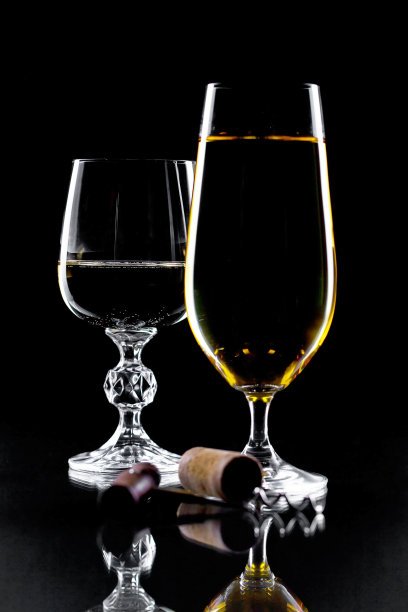 黑色背景上的白葡萄酒图片下载