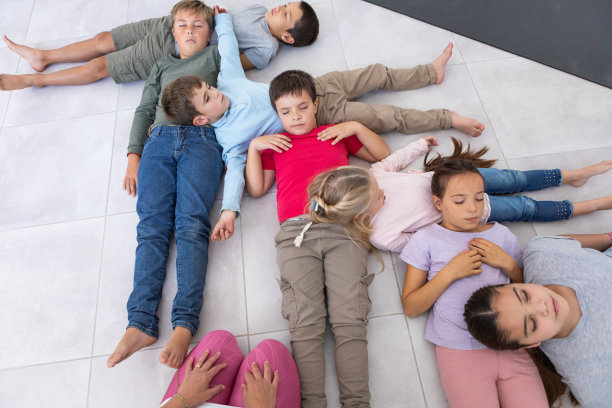 一群孩子在冥想和瑜伽课上图片下载