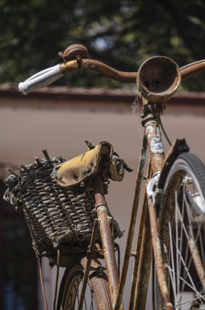 古董展上一辆生锈的古董自行车的细节。图片下载