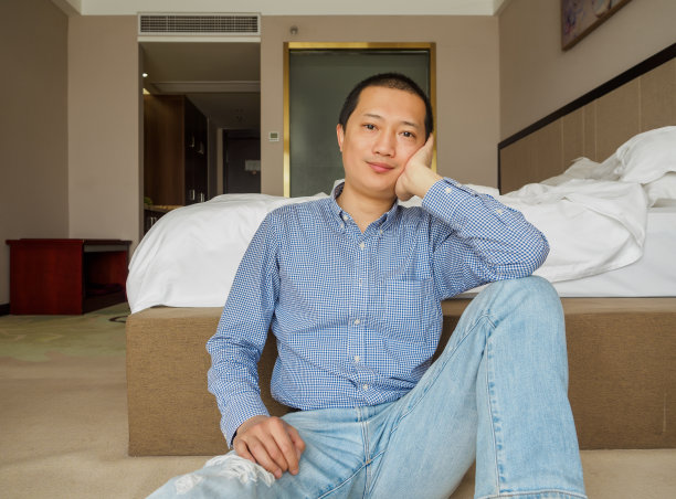 旅馆里的男人图片下载