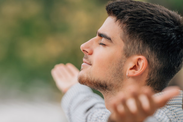 肖像年轻人在户外放松地呼吸图片下载