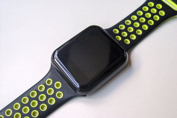 配有手环的智能手表照片图片下载