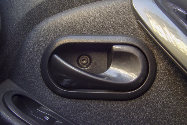 深灰色的车门把手图片下载