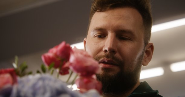 有经验的花匠在花店工作图片下载