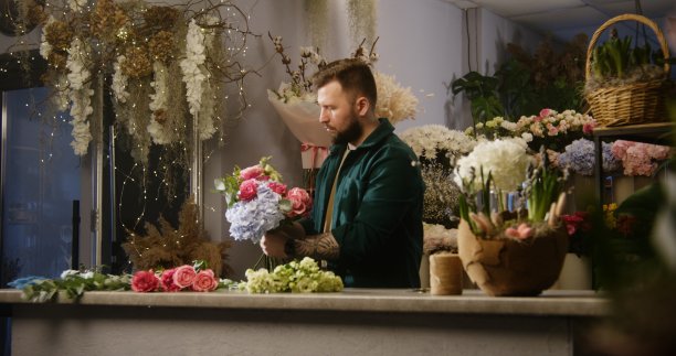 专业花艺师给花添加树枝图片下载