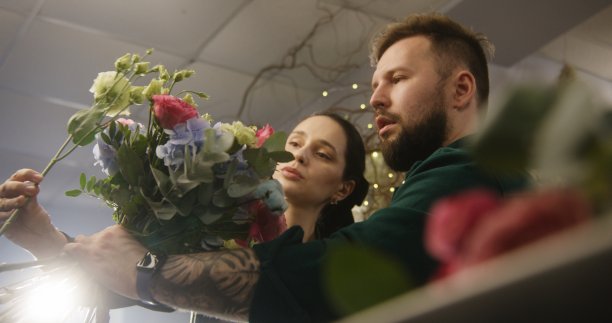 两个花店一起制作美丽的花束图片下载