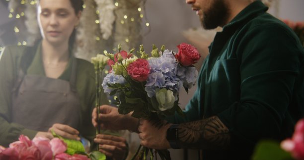 一位女士帮助同事收集美丽的花束图片下载