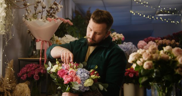 花商收集花束，看着镜头图片下载