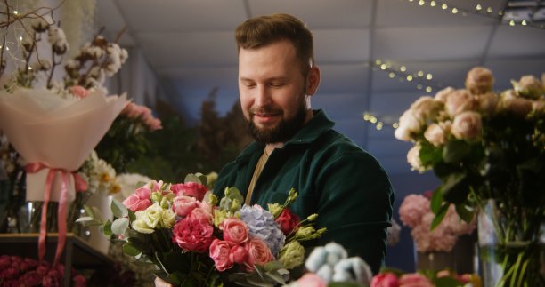 花商收集花束，看着镜头图片下载