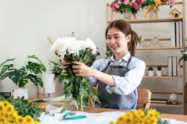 围裙里的女花商捧着白菊花在创作图片下载