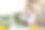 围裙里的女花商捧着白菊花在创作图片下载