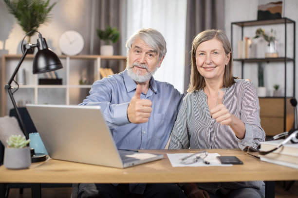 老年夫妇在工作中竖起大拇指图片下载