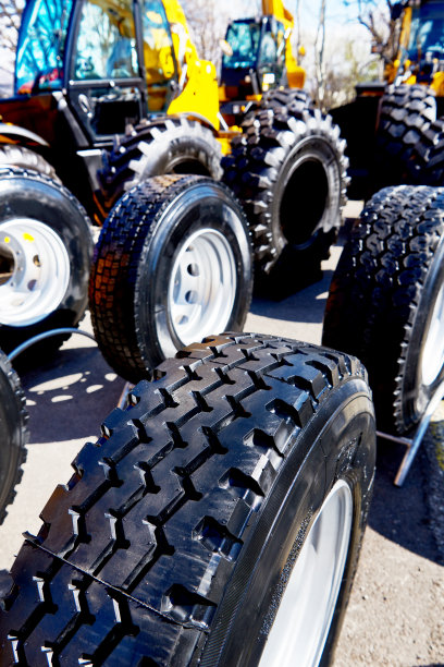 橡胶轮胎黑色建筑运输展图片下载