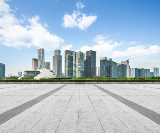 全景天际线和建筑与空的方形地板图片下载