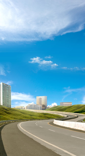 绿草如茵的柏油路和城市景观图片下载