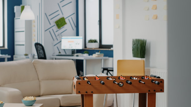 没有人在有桌上足球桌的工作场所玩足球图片下载