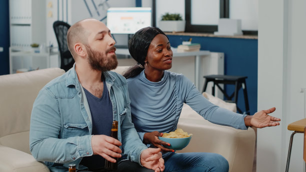 男人和非裔美国女人在下班后享受薯条图片下载
