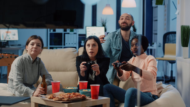 沮丧的同事玩电子游戏，然后输了图片下载