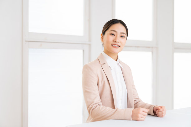 年轻迷人的亚洲女商人图片下载