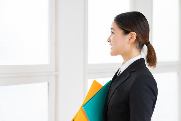 年轻迷人的亚洲女商人图片下载