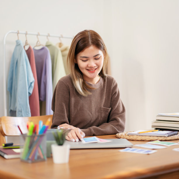 女设计师企业家拿着颜色样品来选择图片下载