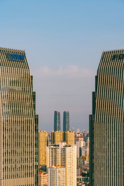 亚洲中国云南省昆明的摩天大楼垂直拍摄图片下载