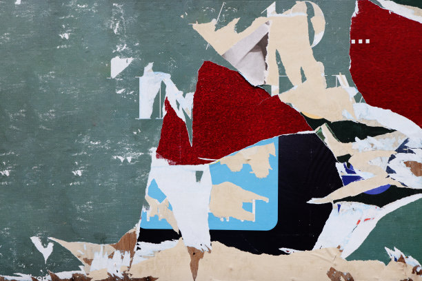 从用作广告牌的墙上剥落的撕破的纸片图片下载