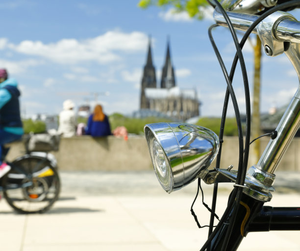 沿着德国科隆附近的莱茵河骑自行车图片下载