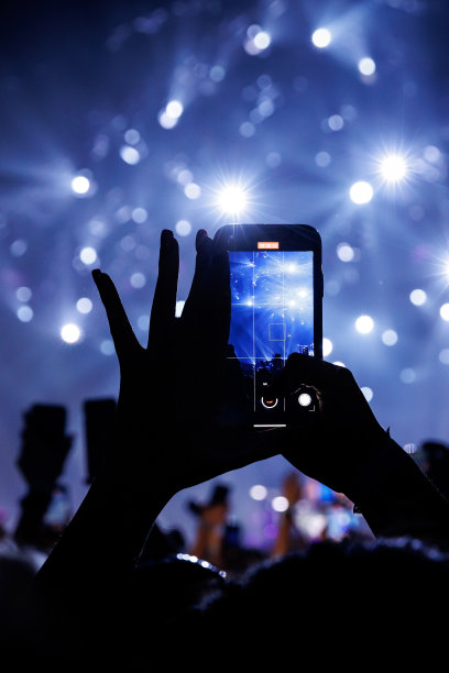 音乐活动上的智能手机人群图片下载