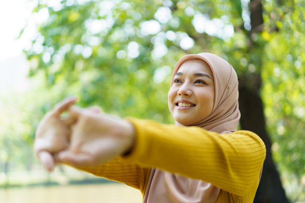 穆斯林妇女在公园里锻炼。图片下载